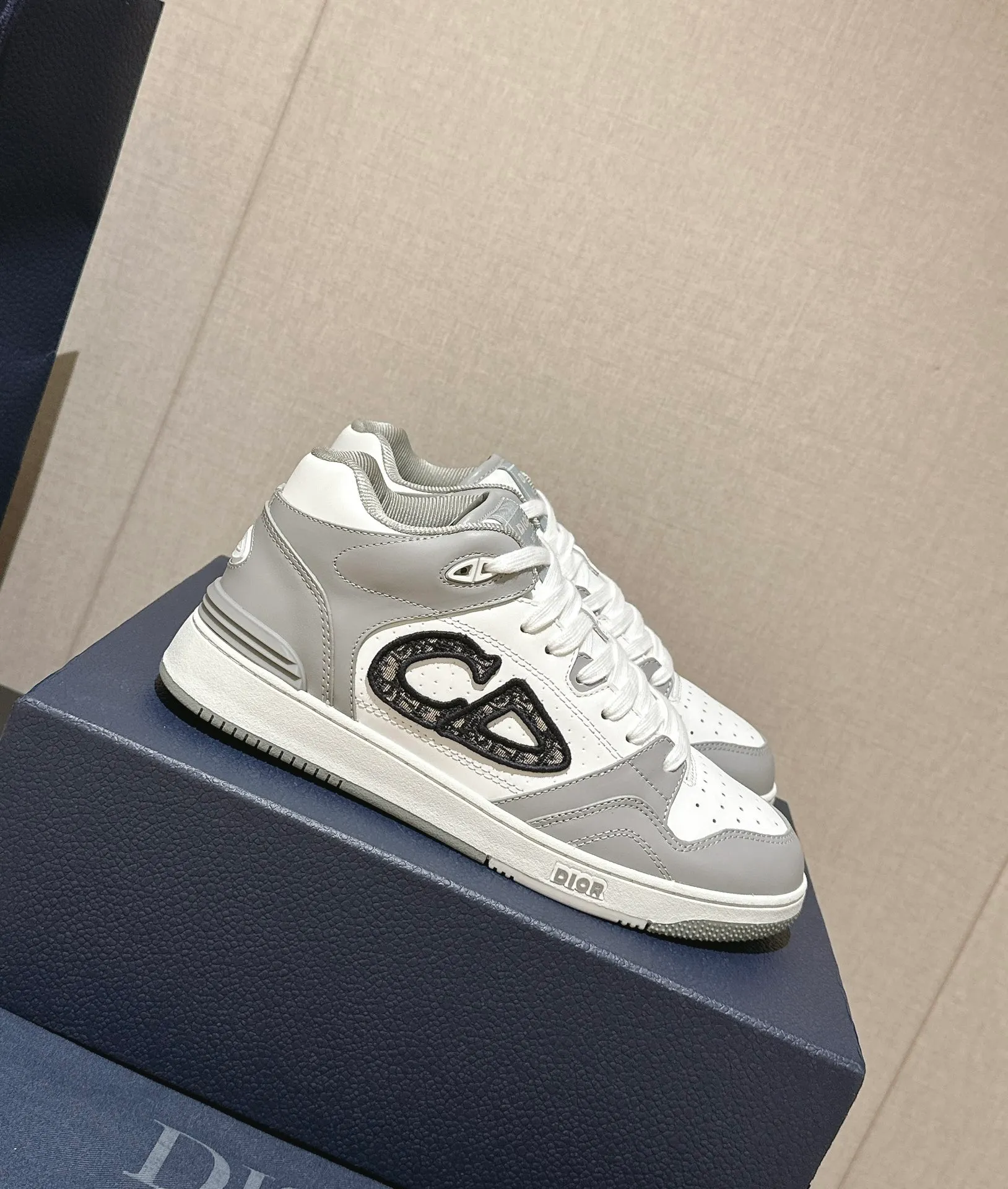 👟👟Ex-factory price 680👟👟. Dior 2024 model B57 popular casual shoe mid-top version, couple model, original explosion-proof one-to-one perfect reproduction, craftsmanship details in place, original customized materials, awesome, latest element combination, fashionable and casual personality, versatile Fabric: original fabric cowhide, mesh, electric embroidery plus 3D printing Inner: imported breathable mesh feet: original molding pad outsole: original one-to-one mold opening T👟👟Ex-factory price U Size: women’s size 35-40~men’s size 39-45
